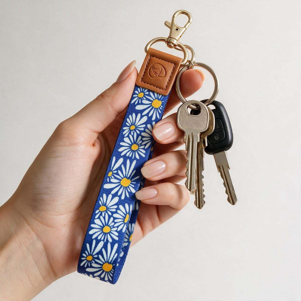 Trendy Hands-free keychain wristlet - BLUE DAISY